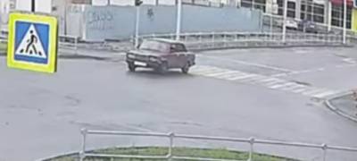 Очевидцы помогли поймать пьяную девушку-водителя, скрывшуюся с места ДТП в Петрозаводске (ВИДЕО) - stolicaonego.ru - Петрозаводск