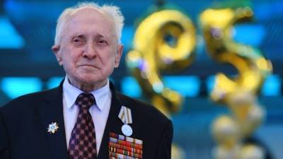 Василий Пронин - В Москве ищут мошенников, выманивших у ветерана ВОВ 400 тысяч рублей - 5-tv.ru - Москва
