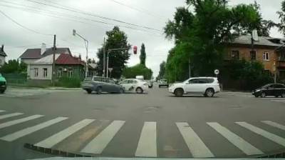 Появилось видео момента ДТП с перевернувшимся такси на перекрёстке в Воронеже - vestivrn.ru - Воронеж
