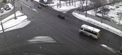 Госавтоинспекция Петрозаводска нашла и оштрафовала водителя автобуса, вылетевшего на «красный» - stolicaonego.ru - Петрозаводск - республика Карелия
