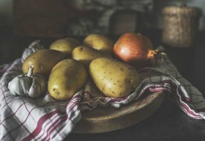 Почему картофель и лук нельзя хранить вместе, рассказали специалисты - lenta.ua