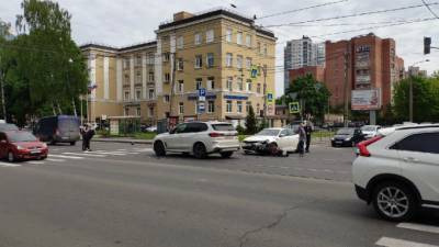 На перекрестке проспекта Энгельса и улицы Рашетова произошло ДТП с участием мотоцикла и иномарки - piter.tv