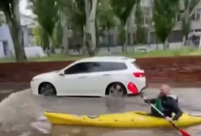 Еще один украинский город ушел под воду, люди пересаживаются на лодки: кадры потопа в Днепре - politeka.net - Черновцы