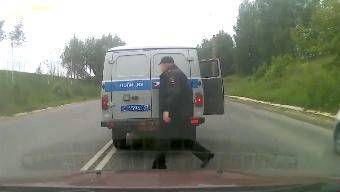 Сеть насмешил россиянин, который сбежал из полицейской машины посреди дороги - w-n.com.ua - Саранск
