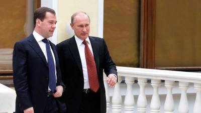 Владимир Путин - Дмитрий Медведев - «Нужно доложить…» Медведев пригласил Путина на съезд «Единой России» - newdaynews.ru