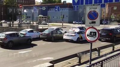 На видео попало столкновение трёх машин на набережной Обводного канала - piter.tv