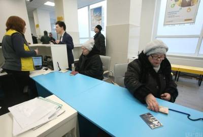 "Укрпочта" продолжит обслуживать пенсионеров, принудительный перевод на карточки отменяется - kp.ua