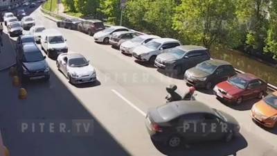 На набережной реки Смоленки мотороллер врезался в иномарку: видео - piter.tv - район Василеостровский