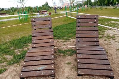Новгородцы остались недовольны новыми шезлонгами и качелями в Веряжском парке - mk.ru - Великий Новгород