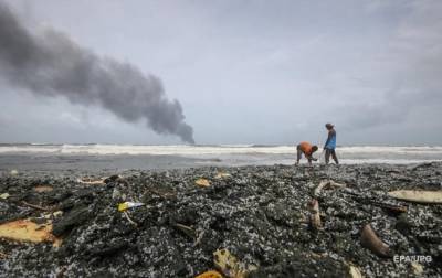 У Шри-Ланки затонуло горевшее судно, в регионе экокатастрофа - korrespondent.net - Сингапур - Шри Ланка - Судно - Экология