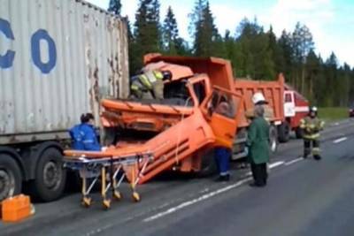 Два тяжеловоза не поделили дорогу под Архангельском - arh.mk.ru - Архангельск