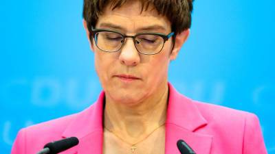 Аннегрет Крамп-Карренбауэр - Министр обороны ФРГ прокомментировала неонацистскую вечеринку в Литве - gazeta.ru - Литва