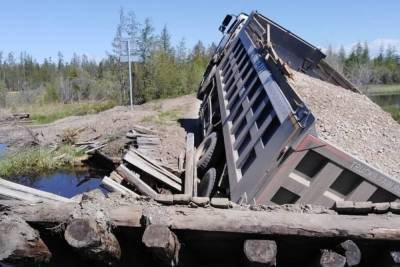 Самосвал разрушил мост на региональной дороге в Якутии - mk.ru - респ. Саха - район Оймяконский