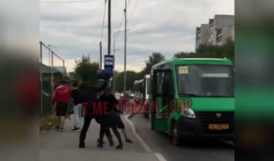 Водитель подрался с пассажиром на автобусной остановке в Тюмени - nashgorod.ru - Тюмень