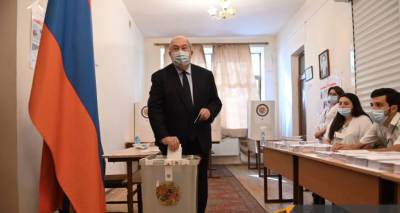 Армен Саркисян - Первым из армянских политиков проголосовал президент Саркисян - ru.armeniasputnik.am - Ереван