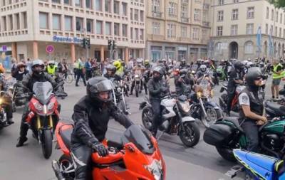Тысячи немецких байкеров устроили масштабный протест против властей страны - lenta.ua - Германия