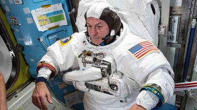 Астронавту на МКС заменили скафандр после неполадок в работе - iz.ru - Израиль