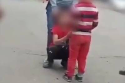 Яжемать из Красноярска заставила ребенка на коленях извиняться перед ее сыном - mk.ru - Красноярск