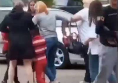 Женщина в Красноярске поставила на колени 9-летнего малыша и заставила извиняться - province.ru - Красноярск