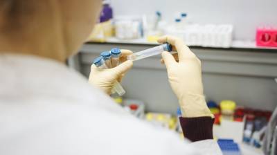 Владимир Болибок - Иммунолог оценил шансы непривитых умереть от COVID-19 - vestivrn.ru