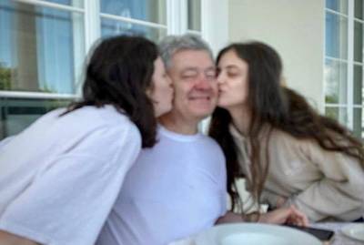 Владимир Зеленский - Зеленский в День отца показал себя в юности, а Порошенко - целующих его дочек - kp.ua
