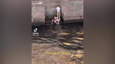 На видео в TikTok попал еще один пловец по рекам летнего Петербурга - piter.tv - Петербурга - Петербург