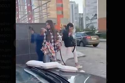 Возмущенный шумом россиянин выбежал во двор с ремнем и отхлестал девушек - lenta.ru - Челябинск