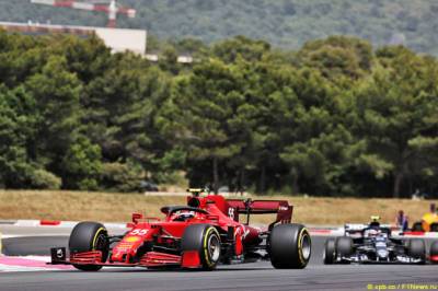 Карлос Сайнс - Шарль Леклер - Ferrari впервые в сезоне не заработала очки - f1news.ru