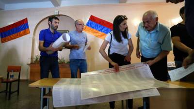 Роберт Кочарян - Никола Пашинян - Тигран Мукучян - Выборы в Армении: по итогам электронного голосования лидирует партия Пашиняна - vesti.ru