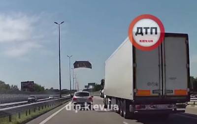 Под Киевом авто во время движения "потеряло" капот - korrespondent.net - Киев