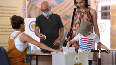 Роберт Кочарян - Никола Пашинян - Гагик Царукян - Партия Пашиняна лидирует с 61,7% по итогам подсчета с 8,4% участков - gazeta.ru
