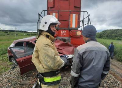 В раздавленном поездом на Алтае Chevrolet погибли муж и жена, пострадали дети - province.ru - Барнаул - респ. Алтай