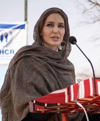 Анджелина Джоли - Полная неожиданность: Анджелина Джоли с покрытой головой и в массивных серьгах в Буркина-Фасо - skuke.net - Нью-Йорк - Нью-Йорк - Буркина-Фасо