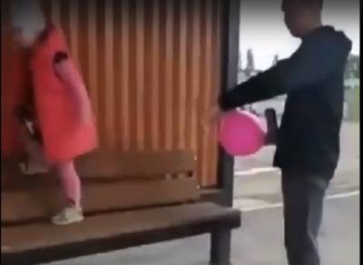 Матерящая и нападающая на людей под руководством отца маленькая девочка шокировала ростовчан - privet-rostov.ru