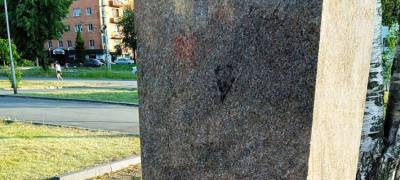 Вандалы испачкали детскую площадку и памятник битумом, которым заливают керны в Петрозаводске (ФОТО) - stolicaonego.ru - Петрозаводск