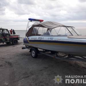 В Кирилловке прогулочный катер едва не унесло в открытое море: на помощь пришли спасатели и полиция. Фото - reporter-ua.com - Гсчс