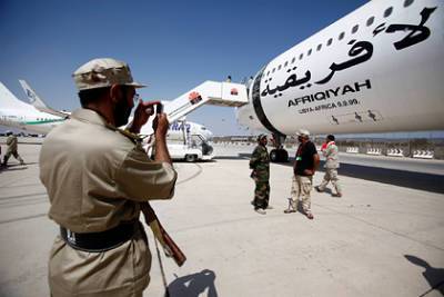 Муаммар Каддафи - Самолет Каддафи вернули Ливии - lenta.ru - Турция - Ливия