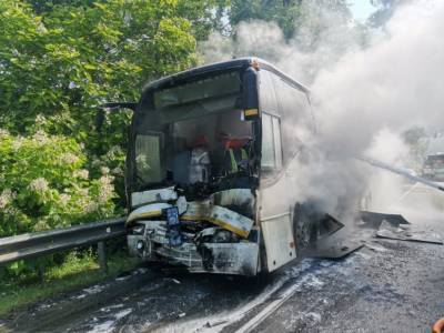 Евгений Первышов - 16 человек доставили в больницу: В Туапсинском районе загорелся автобус после столкновения с другим автобусом - privet-rostov.ru - Сочи - Краснодар - район Туапсинский