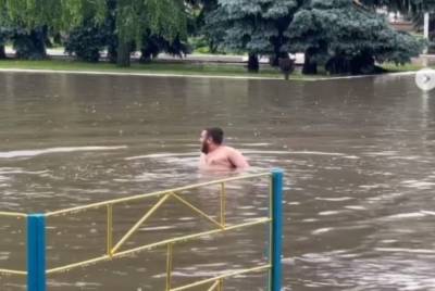 В Одесской области люди купаются на затопленных улицах: "Если море не идёт к нам..." - politeka.net - Одесса - Одесская обл.