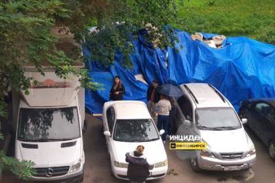 Часть сорванной крыши на Героев труда в Новосибирске упала на припаркованные авто - runews24.ru - Новосибирск