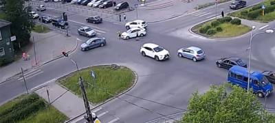 Авария на перекрестке в Петрозаводске спровоцировала огромную пробку (ВИДЕО) - stolicaonego.ru - Петрозаводск - республика Карелия