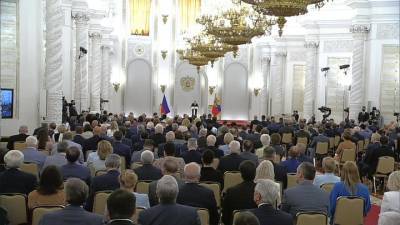 Владимир Путин - Путин: нам удалось отбить самый жесткий удар эпидемии - vesti.ru