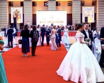 Сергей Собянин - Как противоречивые действия властей подрывают доверие россиян к вакцинации - znak.com - Москва