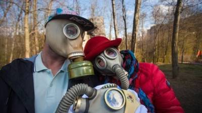 Активисты прошли по Мурино в противогазах в знак протеста против местного кофезавода - piter.tv - Ленинградская обл. - Санкт-Петербург - Мурино