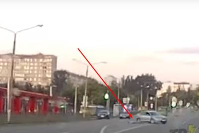 В Харькове из движущейся машины выпал пассажир, видео: "открылась дверь" - politeka.net - Харьков