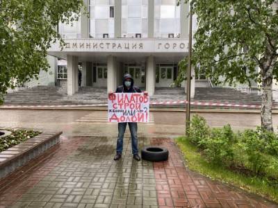 В Сургуте дольщик ЖК "Любимый" провёл пикет у здания мэрии - nakanune.ru - Сургут
