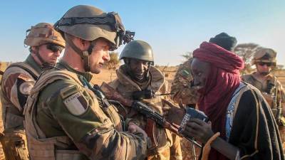 Эммануэль Макрон - Французские военные и мирные жители ранены в результате атаки в Мали - vm.ru - Франция - Мали