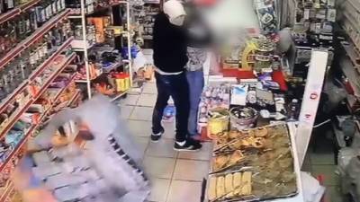"Не двигайся с места": схватили продавщицу и ограбили магазин в Беэр-Шеве. Видео - vesty.co.il - Иерусалим - Беэр-Шевы