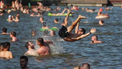 "Оранжевая" жара: москвичи ищут спасения в фонтанах и водоемах - vesti.ru