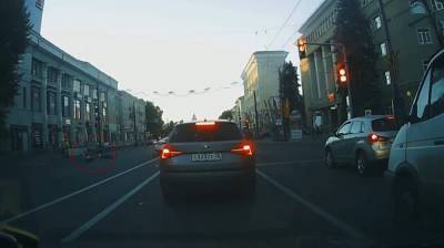 В центре Воронежа таксист зацепил парня на электросамокате: появилось видео - vestivrn.ru - Воронеж